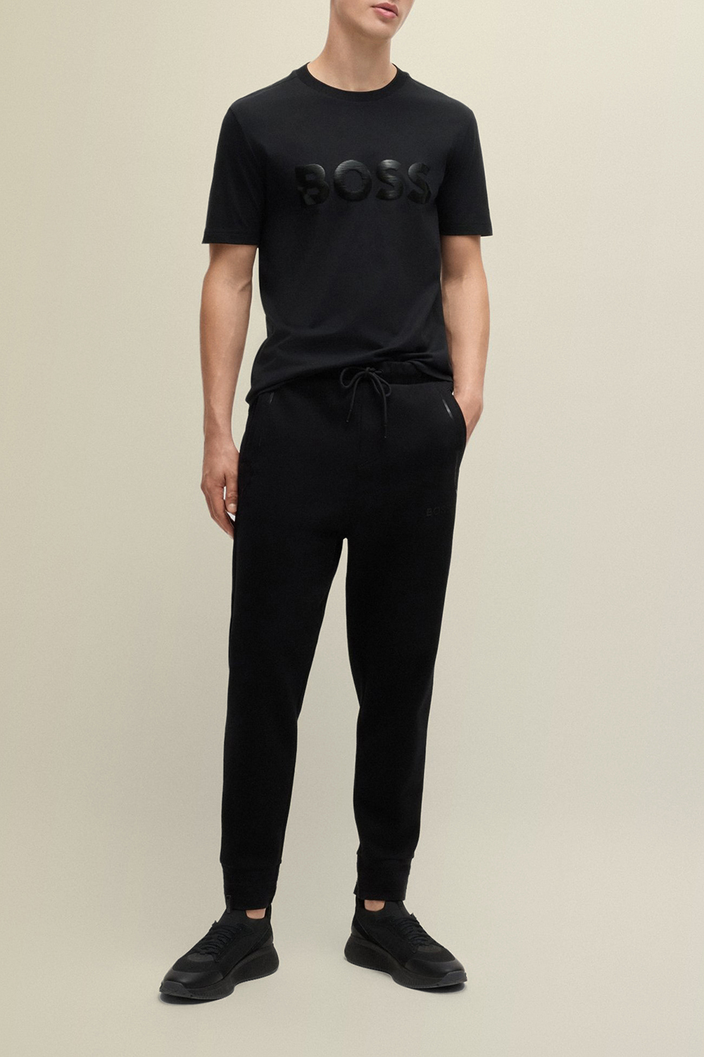 תמונת כל הלוק של חולצת טי